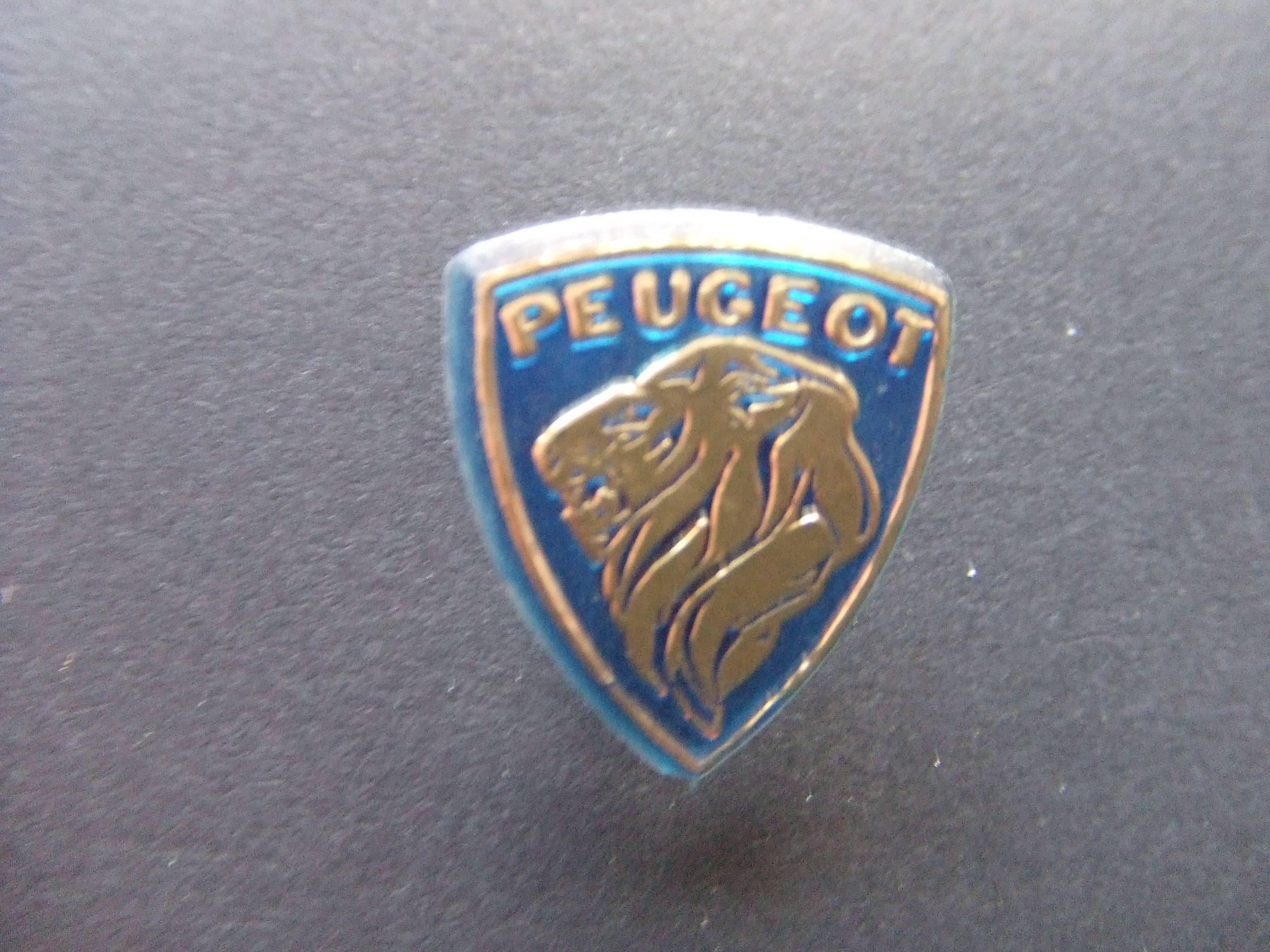 Peugeot logo blauw-goudkleurig